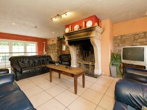 House | Living room - Glorious Holiday Home in Wéris with Hot Tub (Durbuy)