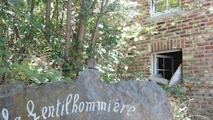 A large rock with the inscription "La Gentilhommiare" and "Vakantiewoningen" in white chalk. - Glorious Holiday Home in Wéris with Hot Tub (Durbuy)