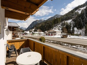 Balcony - Cozy Apartment with Sauna near Ski Lift in Salzburg Region (Viehhofen)