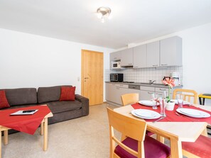 Living room - Cozy Apartment with Sauna near Ski Lift in Salzburg Region (Viehhofen)