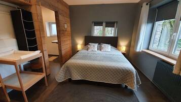 House | 6 bedrooms, individually furnished, bed sheets