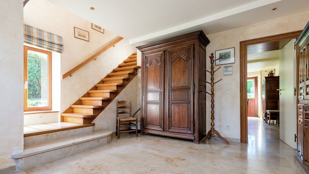 A spacious hallway with a wooden staircase, a large wooden wardrobe, and a coat rack. - Cozy Holiday House near La Roche (Rendeux)