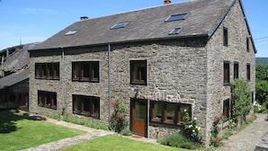 A stone building with multiple windows and a sloped roof. - Cozy Holiday House near La Roche (Rendeux)
