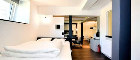 1 habitación, muebles diferentes y ropa de cama