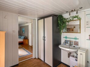 House | Bathroom - Quaint Holiday Home near Forest in Stuer (Stuer)