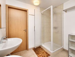 Shower, towels - Modern, Well-equipped House With Sauna, Spacious Garden and Nice View (Daverdisse)