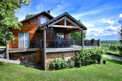 Cozy & Luxurious Chalet with Sauna, Hot Tub, Large Garden, Covered Terrace