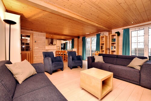 Cozy & Luxurious Chalet with Sauna, Hot Tub, Large Garden, Covered Terrace