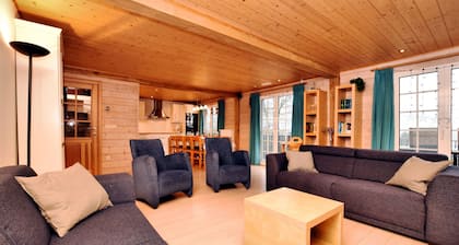 Cozy & Luxurious Chalet with Sauna, Hot Tub, Large Garden, Covered Terrace