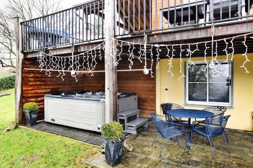 Cozy & Luxurious Chalet with Sauna, Hot Tub, Large Garden, Covered Terrace