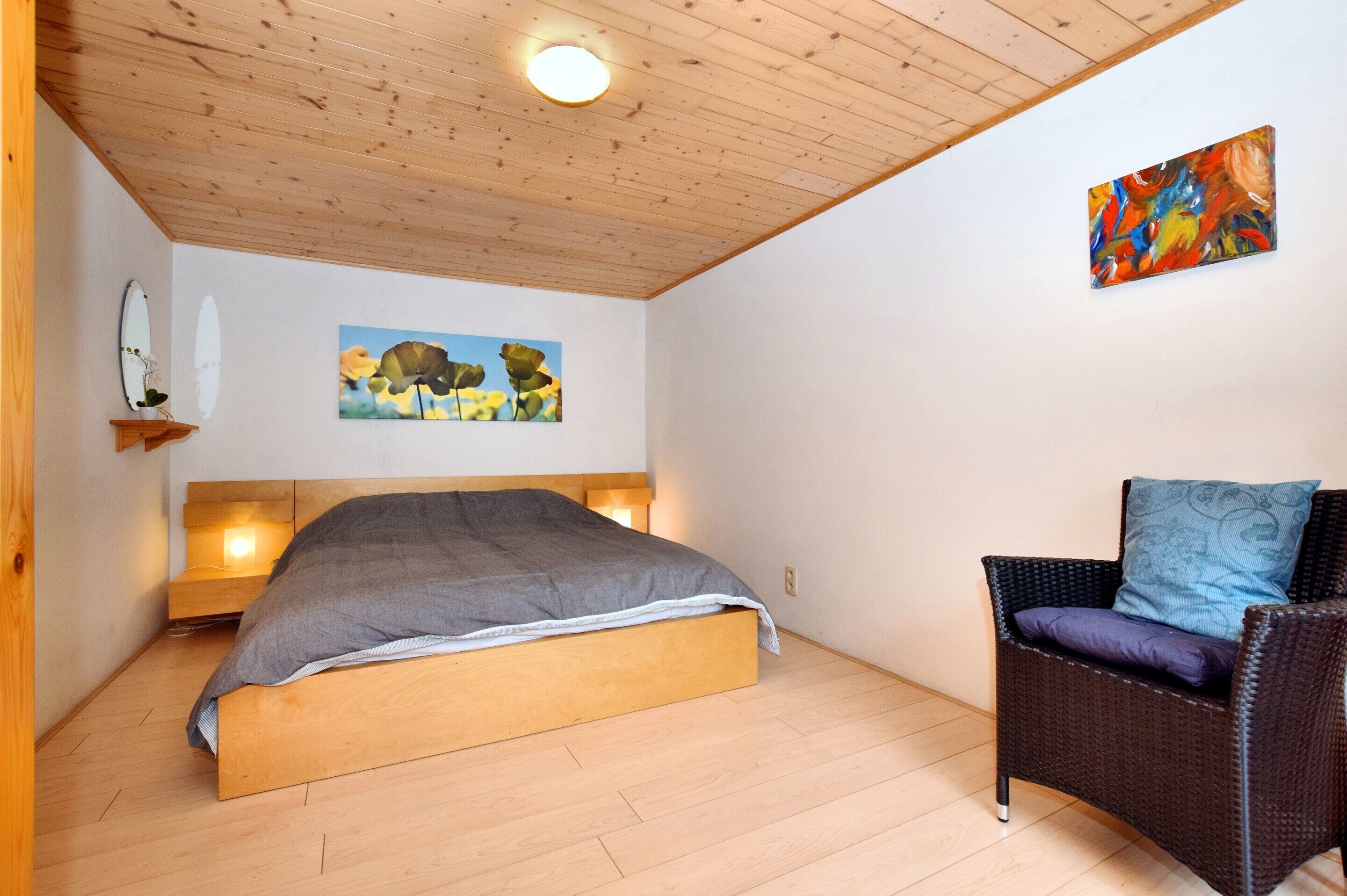 5 bedrooms, individually furnished, bed sheets