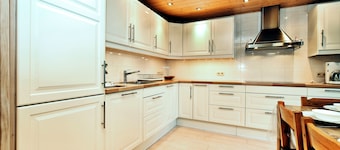 Cozy & Luxurious Chalet with Sauna, Hot Tub, Large Garden, Covered Terrace
