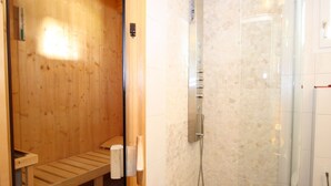 Chalet | Badkamer | Een douche