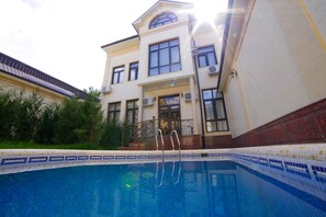 Outdoor pool, pool loungers