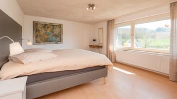 House | 4 bedrooms, individually furnished, iron/ironing board, bed sheets