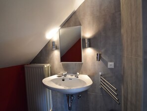 A modern bathroom with a white sink, a mirror, and wall-mounted lights. - Hillside Retreat With Pond (Lierneux)