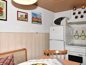 Bungalow | Eigene Küche | Wasserkocher mit Kaffee-/Teezubehör, Kühlschrank, Mikrowelle, Ofen