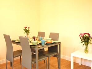 Apartment | In-room dining - Fishponds Place 353b (Bristol)