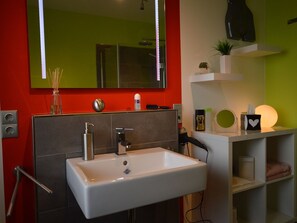 House | Bathroom | Shower, hair dryer, towels