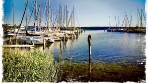 A marina with multiple boats docked at wooden piers. - Wohnung in Neuburg Nahe Ostseestrand (Neuburg)