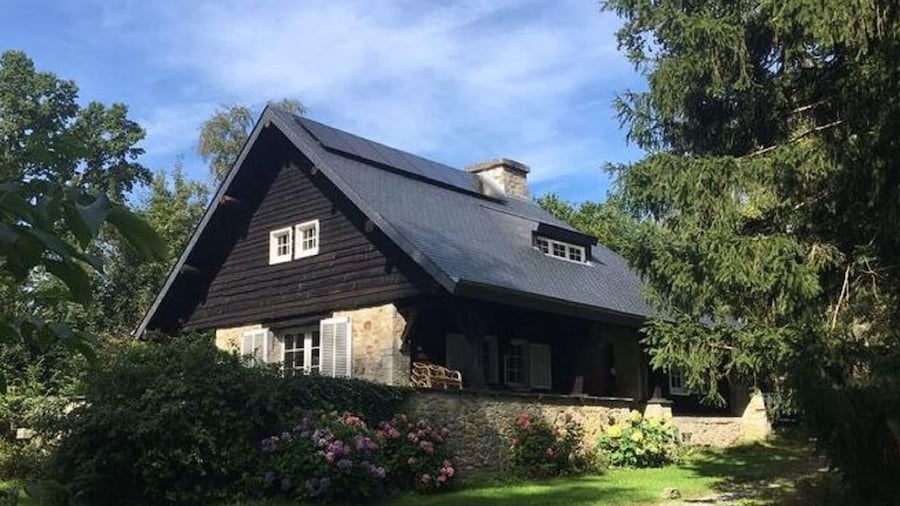 Large Hunting Lodge With Enormous Beautiful Garden