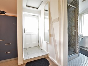1 Schlafzimmer, individuell eingerichtet