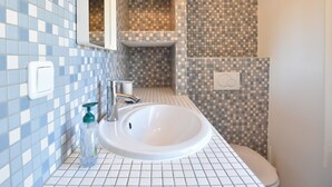 Appartement | Salle de bain | Douche, sèche-cheveux