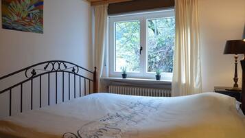 5 bedrooms, individually furnished, free WiFi, bed sheets