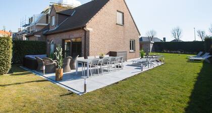 Beautiful Detached Home With Spacious Garden and Infrared Sauna, Near the Sea