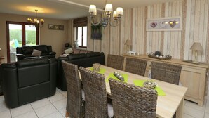 Dining - Beautiful Detached Home With Spacious Garden and Infrared Sauna, Near the Sea (Middelkerke)