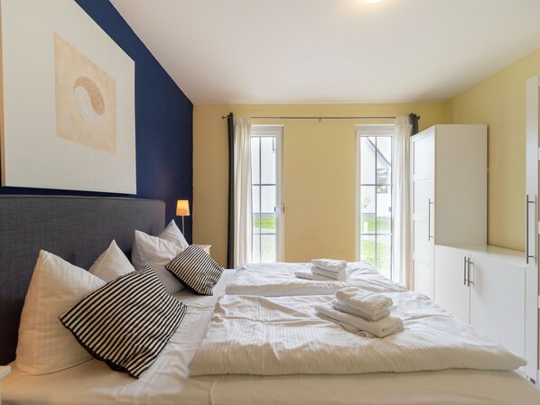 6 bedrooms, individually furnished, bed sheets