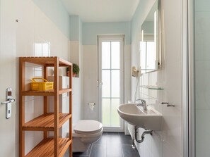 Bathroom - Ferienhaus in Bastorf mit Garten (Bastorf)