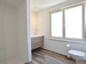 Villa | Badezimmer | Dusche, Haartrockner, Handtücher