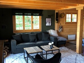 Chalet | Living room | Fireplace, DVD player, MP3 dock