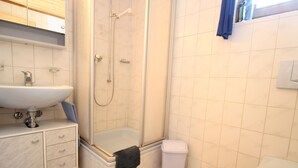 Căn hộ | Phòng tắm | Buồng tắm vòi sen, khăn tắm 