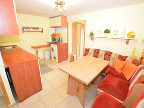 Dining - Cozy Chalet in Modrišice With Swimming Pool (Modrišice)