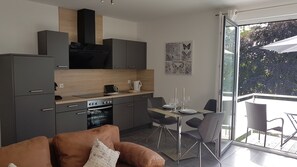 Superior Apartment, 1 Bedroom, Balcony | Private kitchen | Fridge, microwave, oven, stovetop - Cloud 7 II (Heinsberg)