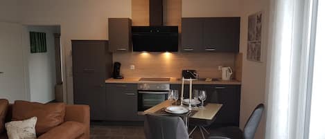 Departamento superior, 1 habitación, balcón | Área de sala de estar | Televisión de pantalla plana de 108 cm con canales vía satélite
