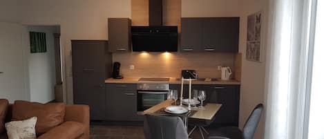 Appartement Supérieur | Coin séjour | Télévision à écran plat de 108 cm avec chaînes par satellite, télévision