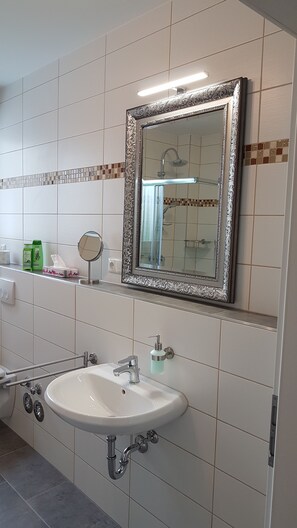 Superior-Apartment, 1 Schlafzimmer, Balkon | Badezimmer | Dusche, kostenlose Toilettenartikel, Haartrockner