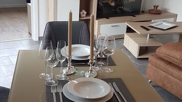 Superior Apartment, 1 Bedroom, Balcony | In-room dining