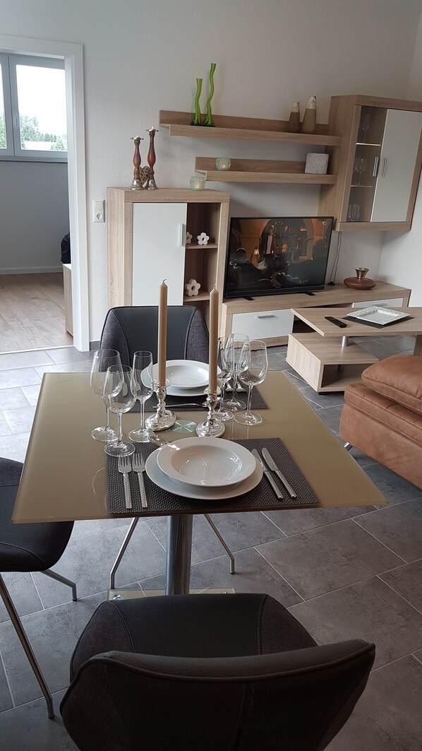 Superior-Apartment, 1 Schlafzimmer, Balkon | Essbereich im Zimmer