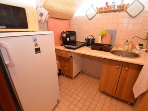 Wasserkocher mit Kaffee-/Teezubehör, Kühlschrank, Mikrowelle, Herdplatte