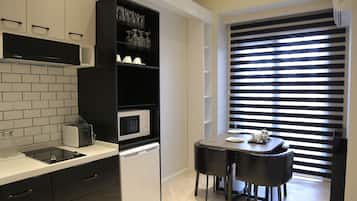 Superior-Apartment, Balkon | Eigene Kochnische