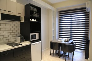 Apartamento superior, balcón | Cocina básica privada | Frigorífico, microondas, placa de cocina y cafetera o tetera