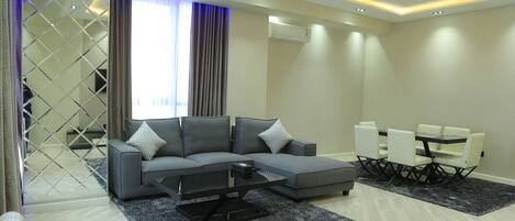 Departamento superior, balcón | Sala de estar | Televisión de pantalla plana y piso con calefacción
