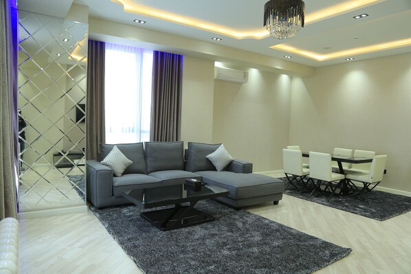 Leilighet – superior, balkong | Oppholdsrom | Flatskjerm-TV og oppvarmet gulv