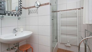 House | Bathroom - Cozy Holiday Home in Niedersalwey With Sauna (Eslohe)