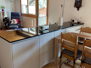 Apartemen | Dapur pribadi | Kursi makan untuk bayi