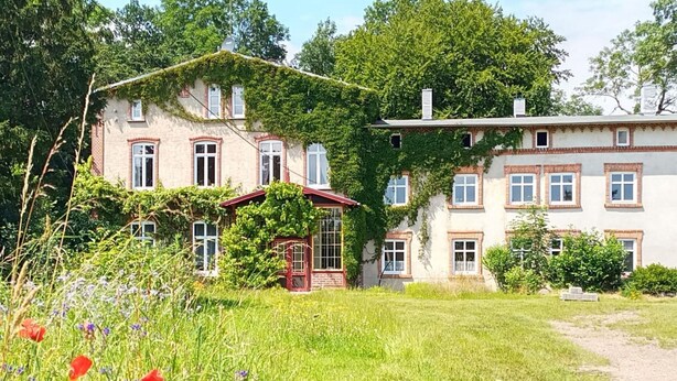 A traditional two-story house with a garden in front. - Alt Krassow Lakeside Retreat (Lalendorf)